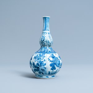 Un vase de forme double gourde en porcelaine de Chine en bleu et blanc, Wanli — photo 2