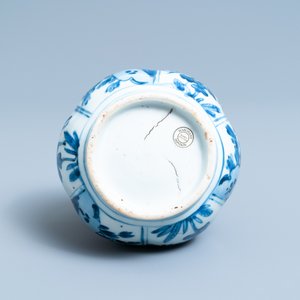Un vase de forme double gourde en porcelaine de Chine en bleu et blanc, Wanli — photo 6