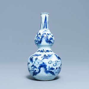Un vase de forme double gourde en porcelaine de Chine en bleu et blanc, Wanli — photo 1