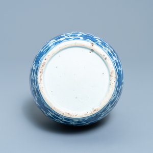 Un vase de forme double gourde en porcelaine de Chine en bleu et blanc, Wanli — photo 6