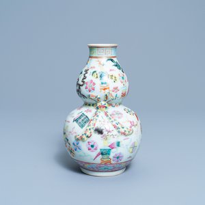 Un vase de forme double gourde en porcelaine de Chine famille rose, 19ème — photo 1