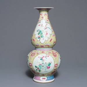 Un vase de forme double gourde en porcelaine de Chine famille rose, 19ème — photo 1
