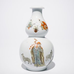 Un vase de forme double gourde en porcelaine de Chine famille rose, marque de Hongxian, 20ème — photo 1