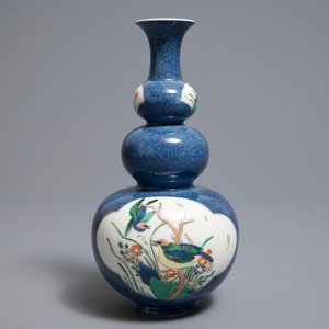 Un vase de forme double gourde en porcelaine de Chine famille verte sur fond bleu poudré, 19ème — photo 1