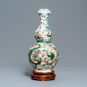 Un vase de forme double gourde en porcelaine de Chine famille verte sur socle en bois, 19/20ème — photo 1