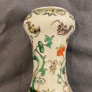Un vase de forme double gourde en porcelaine de Chine famille verte sur socle en bois, 19/20ème — photo 11