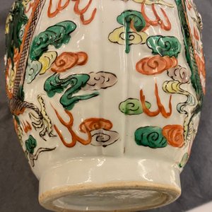 Un vase de forme double gourde en porcelaine de Chine famille verte sur socle en bois, 19/20ème — photo 13