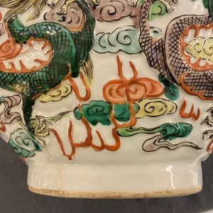 Un vase de forme double gourde en porcelaine de Chine famille verte sur socle en bois, 19/20ème — photo 17