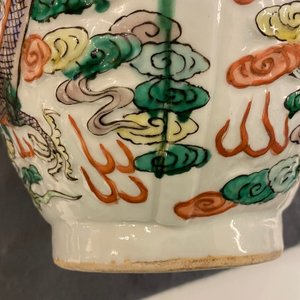Un vase de forme double gourde en porcelaine de Chine famille verte sur socle en bois, 19/20ème — photo 19