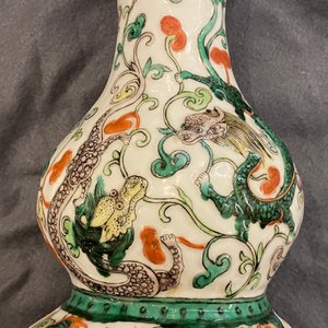 Un vase de forme double gourde en porcelaine de Chine famille verte sur socle en bois, 19/20ème — photo 20