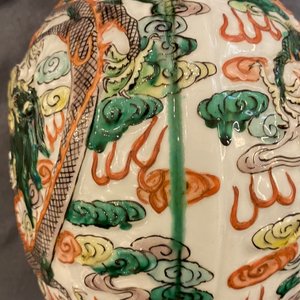 Un vase de forme double gourde en porcelaine de Chine famille verte sur socle en bois, 19/20ème — photo 22