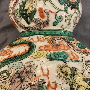 Un vase de forme double gourde en porcelaine de Chine famille verte sur socle en bois, 19/20ème — photo 23
