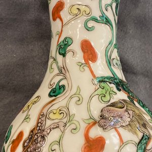 Un vase de forme double gourde en porcelaine de Chine famille verte sur socle en bois, 19/20ème — photo 26