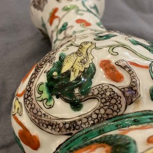 Un vase de forme double gourde en porcelaine de Chine famille verte sur socle en bois, 19/20ème — photo 29
