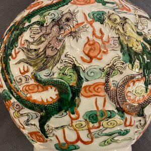 Un vase de forme double gourde en porcelaine de Chine famille verte sur socle en bois, 19/20ème — photo 31