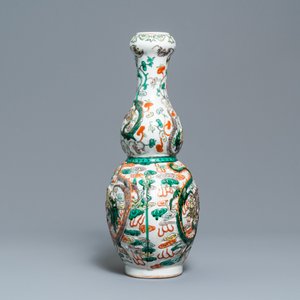 Un vase de forme double gourde en porcelaine de Chine famille verte sur socle en bois, 19/20ème — photo 5
