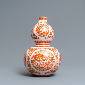 Un vase de forme double gourde en porcelaine de Chine rouge de fer et doré, marque de Qianlong, République — photo 1