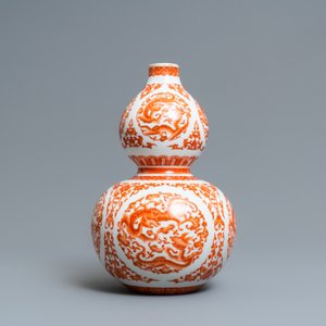 Un vase de forme double gourde en porcelaine de Chine rouge de fer et doré, marque de Qianlong, République — photo 3