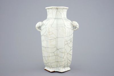 Un vase de forme double losange en porcelaine à glaçure de type ge, Chine, 18/19ème