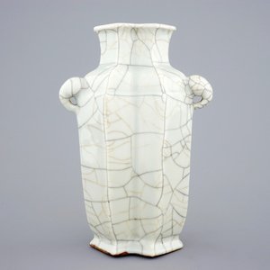 Un vase de forme double losange en porcelaine à glaçure de type ge, Chine, 18/19ème — photo 1