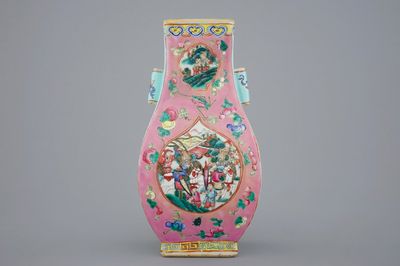 Un vase de forme fang hu en porcelaine de Chine famille rose, 19ème
