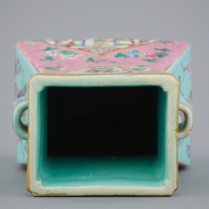 Un vase de forme fang hu en porcelaine de Chine famille rose, 19ème — photo 5