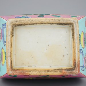 Un vase de forme fang hu en porcelaine de Chine famille rose, 19ème — photo 6