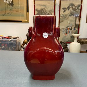 Un vase de forme 'fanghu' en porcelaine de Chine à émail flambé monochrome, Qing — photo 11