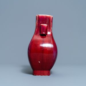 Un vase de forme 'fanghu' en porcelaine de Chine à émail flambé monochrome, Qing — photo 2