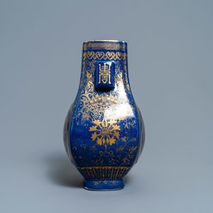 Un vase de forme 'fanghu' en porcelaine de Chine bleu monochrome à décor doré de dragons et de phénix, marque et époque de Guangxu — photo 4