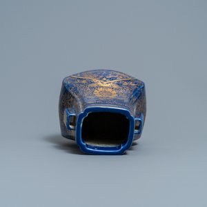 Un vase de forme 'fanghu' en porcelaine de Chine bleu monochrome à décor doré de dragons et de phénix, marque et époque de Guangxu — photo 5