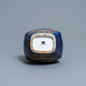 Un vase de forme 'fanghu' en porcelaine de Chine bleu monochrome à décor doré de dragons et de phénix, marque et époque de Guangxu — photo 6