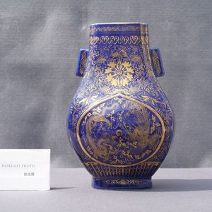 Un vase de forme 'fanghu' en porcelaine de Chine bleu monochrome à décor doré de dragons et de phénix, marque et époque de Guangxu — photo 8