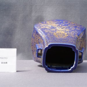 Un vase de forme 'fanghu' en porcelaine de Chine bleu monochrome à décor doré de dragons et de phénix, marque et époque de Guangxu — photo 10