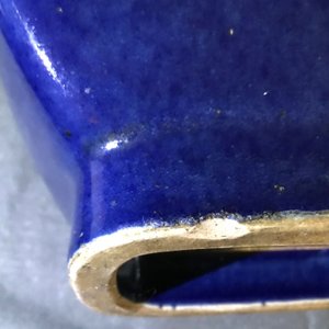 Un vase de forme fanghu en porcelaine de Chine bleu monochrome, marque et époque de Guangxu — photo 7