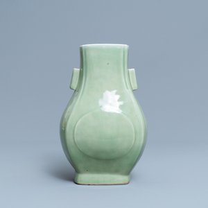 Un vase de forme 'fanghu' en porcelaine de Chine céladon monochrome, marque et époque de Qianlong — photo 1