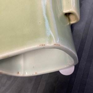 Un vase de forme 'fanghu' en porcelaine de Chine céladon monochrome, marque et époque de Qianlong — photo 16