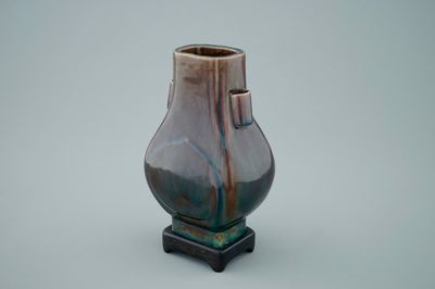 Un vase de forme fanghu en porcelaine de Chine monochrome aubergine, 19ème