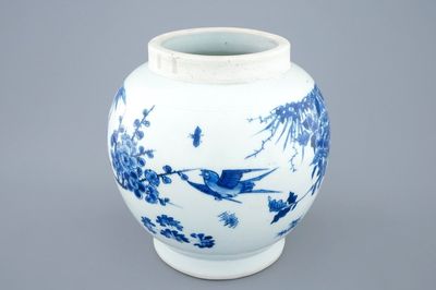 Un vase de forme globulaire en porcelaine de Chine bleu et blanc à décor sous glaçure, époque Transition, 1620-1683