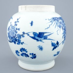 Un vase de forme globulaire en porcelaine de Chine bleu et blanc à décor sous glaçure, époque Transition, 1620-1683 — photo 2
