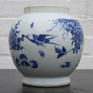 Un vase de forme globulaire en porcelaine de Chine bleu et blanc à décor sous glaçure, époque Transition, 1620-1683 — photo 5