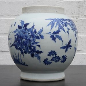 Un vase de forme globulaire en porcelaine de Chine bleu et blanc à décor sous glaçure, époque Transition, 1620-1683 — photo 7