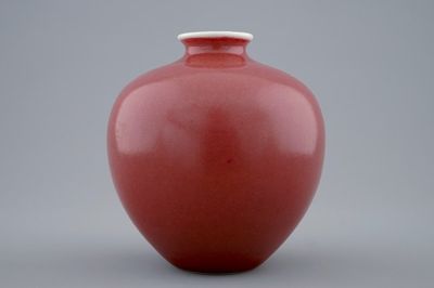 Un vase de forme globulaire en rouge monochrome, marque de Daoguang, 19/20ème