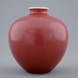 Un vase de forme globulaire en rouge monochrome, marque de Daoguang, 19/20ème — photo 2
