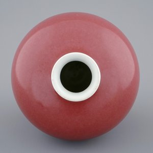 Un vase de forme globulaire en rouge monochrome, marque de Daoguang, 19/20ème — photo 5