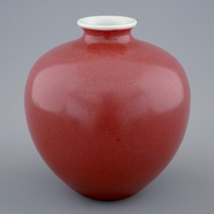 Un vase de forme globulaire en rouge monochrome, marque de Daoguang, 19/20ème — photo 7