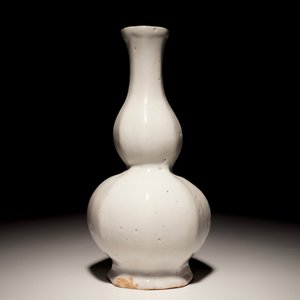 Un vase de forme gourde en faïence blanc de Delft, 18ème — photo 2