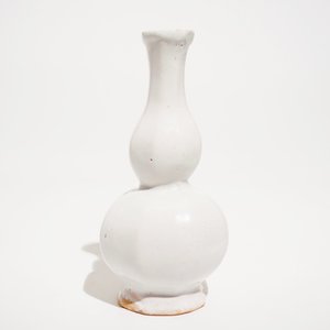 Un vase de forme gourde en faïence blanc de Delft, 18ème — photo 8
