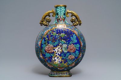 Un vase de forme gourde 'moonflask' en émaux cloisonnés, Chine, 19/20ème