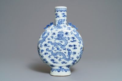 Un vase de forme gourde 'moonflask' en porcelaine de Chine bleu et blanc, 19ème